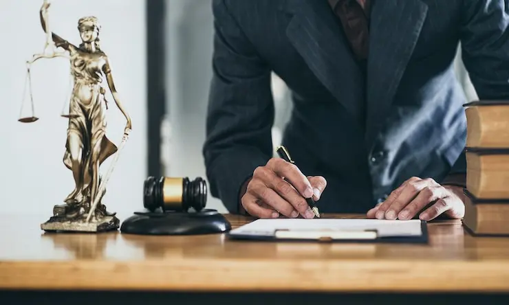 وکیل حقوقی کیست و چه وظایفی دارد؟ | مجموعه حقوقی وکلای ایران