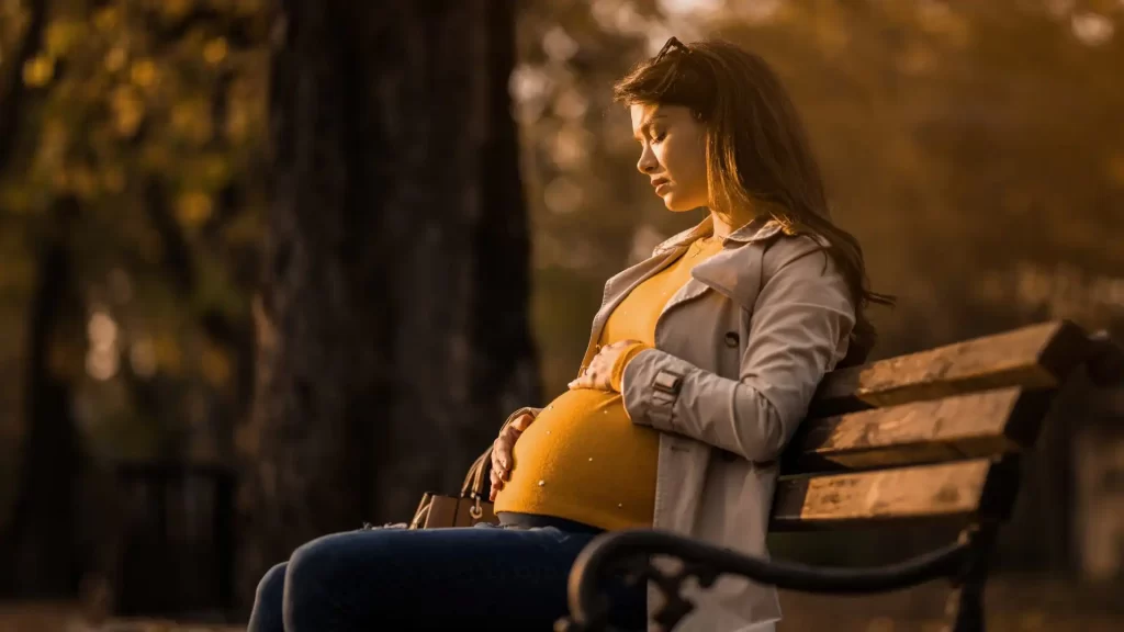 طلاق زن باردار در قانون چگونه است؟ | 28 آبان 1404